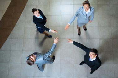 Birbirini gösteren işadamı eller