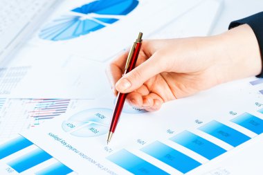 Finansal büyüme grafiği işaret eden el