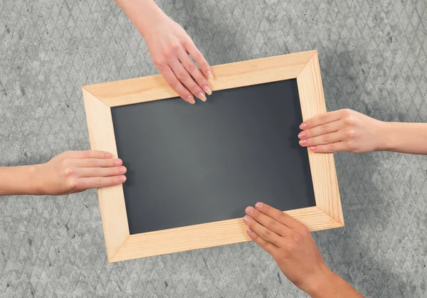 Mãos segurando quadro — Fotografia de Stock