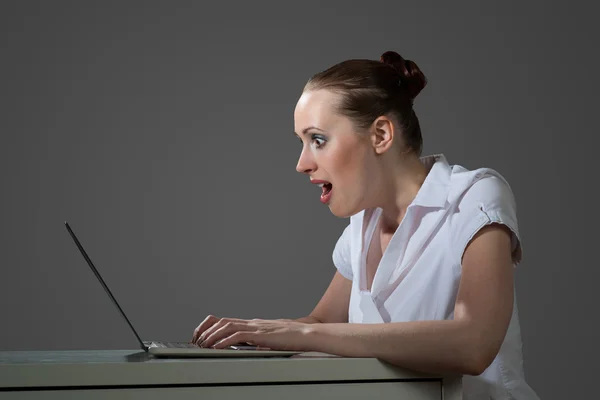 Zakelijke vrouw met een laptop — Stockfoto