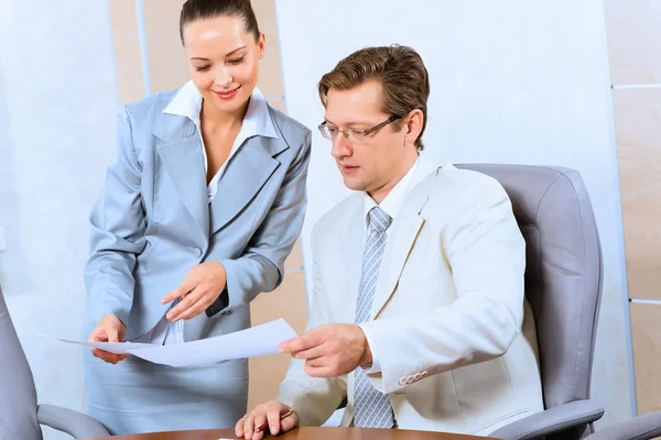 Zwei Geschäftsleute diskutieren Dokumente — Stockfoto