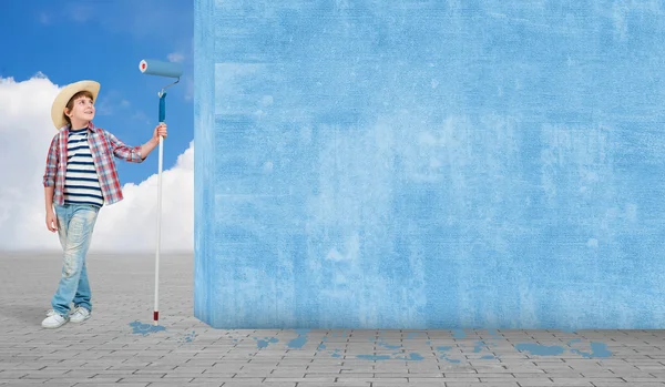 Niño pequeño con rodillo de pintura en la mano — Foto de Stock