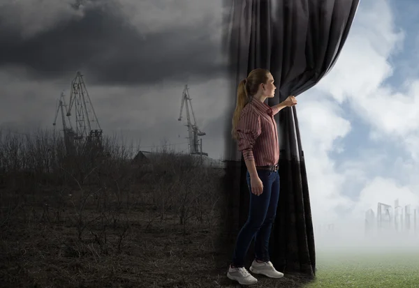 Jovem mulher empurra a cortina olhando para as nuvens — Fotografia de Stock