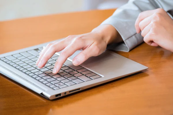 Kobieta biznesu pracująca z laptopem — Zdjęcie stockowe