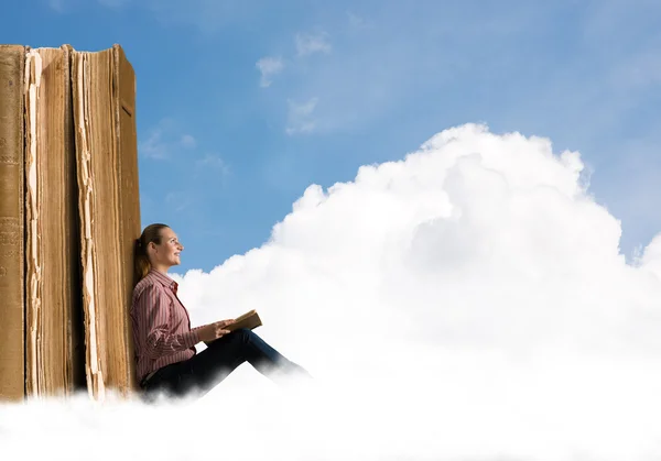 Young woman reading a book — Stock Photo, Image