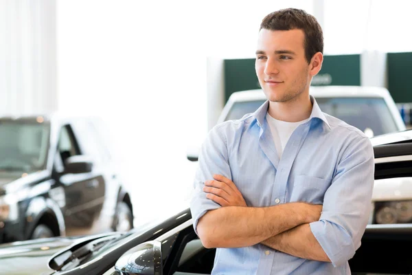 Mann steht neben einem Auto — Stockfoto