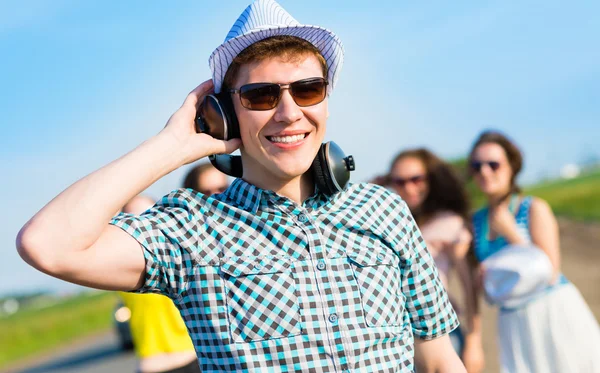 Молодой человек в солнцезащитных очках — стоковое фото