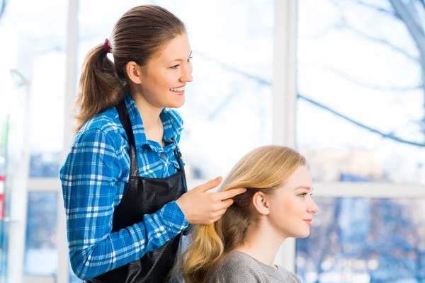 Hairdresser and client — Stock Photo, Image