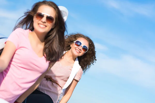 Jeune femme attrayante dans les lunettes de soleil — Photo