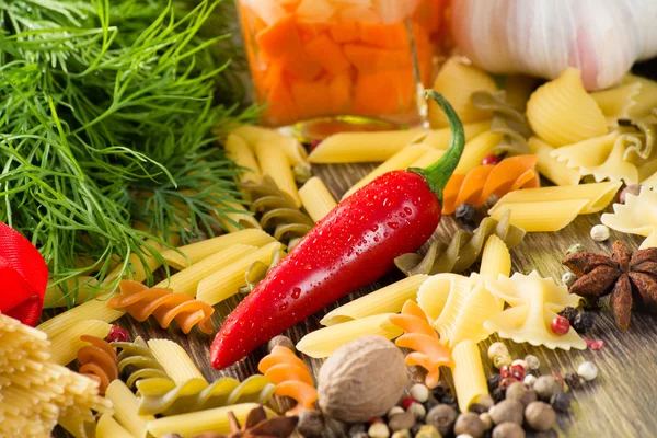 Chili, örter, italiensk pasta och kryddor — Stockfoto