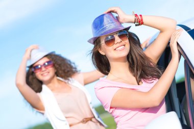 iki çekici genç kadın