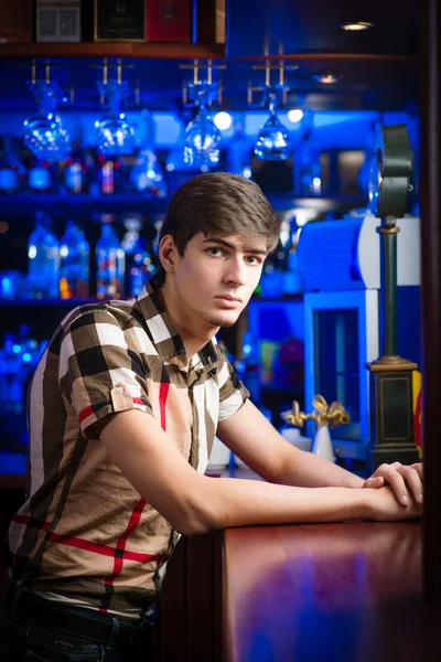Retrato de um jovem no bar — Fotografia de Stock