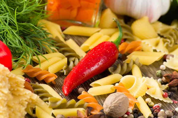 Italian spaghetti and vegetables — Stock Photo, Image