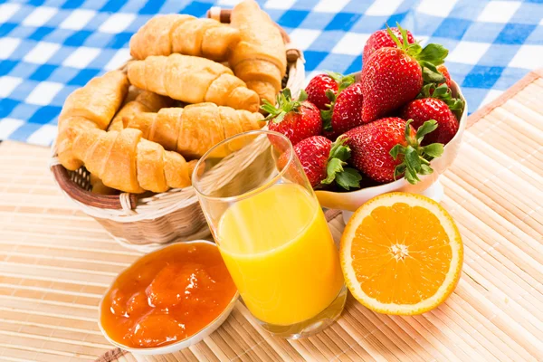 Frühes Frühstück, Saft, Croissants und Marmelade — Stockfoto