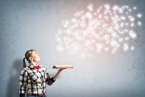 Chica con libro — Foto de Stock