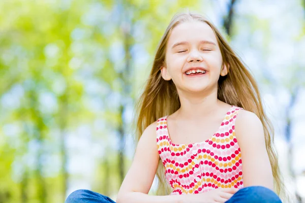 Portrait of a girl in a park — Stock Photo, Image