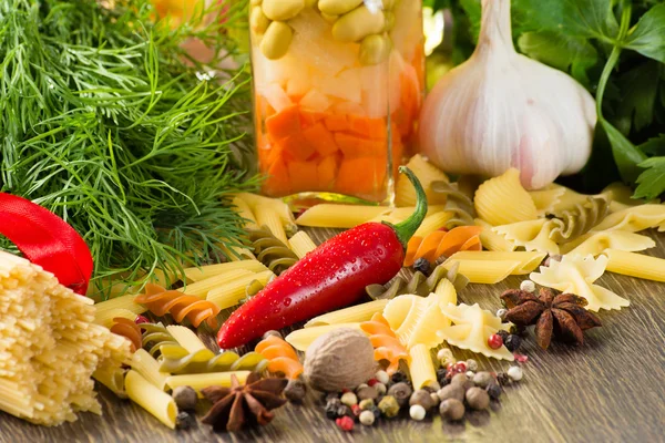 Italiaanse spaghetti en groenten — Stockfoto