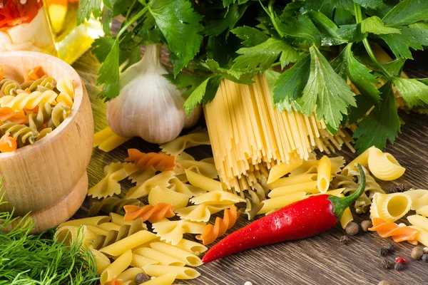 Italian spaghetti and vegetables — Stock Photo, Image