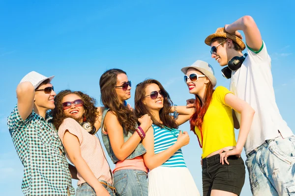 Group of young people wearing sunglasses and hat — Stok fotoğraf