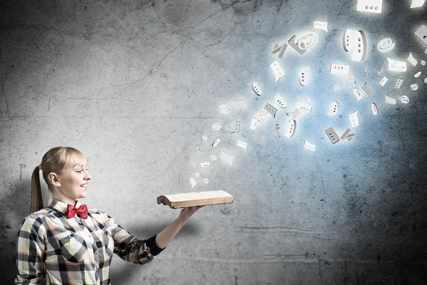 Chica con libro — Foto de Stock