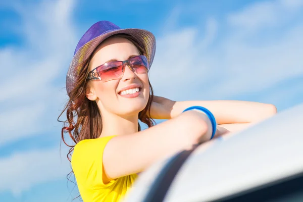 Jeune femme est sorti par la fenêtre de la voiture — Photo