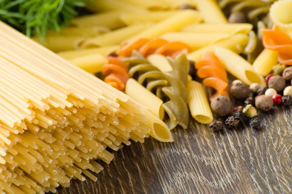 Esparguete italiano e especiarias — Fotografia de Stock