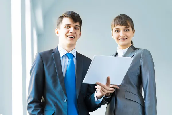 Zwei Geschäftspartner diskutieren Berichte — Stockfoto