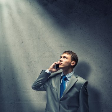 İş adamı cep telefonuyla konuşuyor.