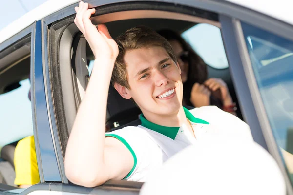 Jeune homme en voiture — Photo