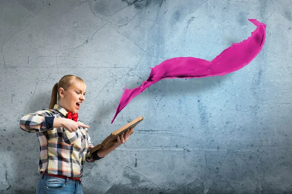 Vrouw in vrijetijdskleding met boek — Stockfoto