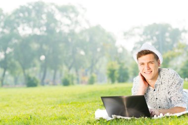 Park laptop ile çalışan adam