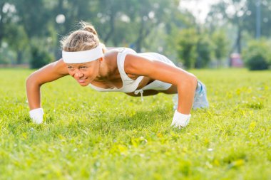 itme yaparken spor giyim kadın ups