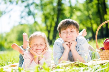 çocuklar piknik