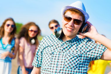 Güneş gözlüklü genç adam.