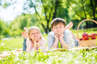çocuklar piknik
