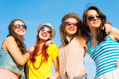 bir grup genç insan