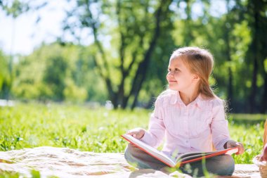 kız yaz Park kitap okuma