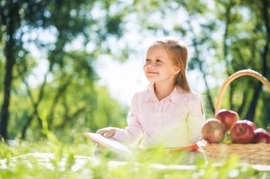 tatlı bir kız parkta