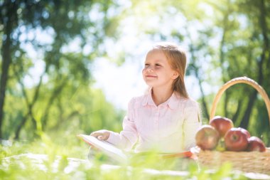 tatlı bir kız parkta