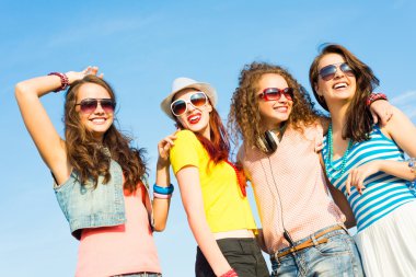 bir grup genç insan