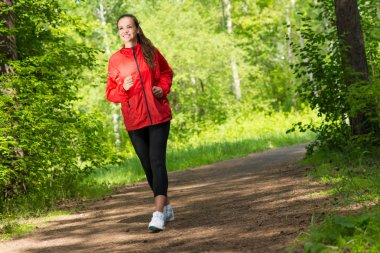 çalışan genç kadın atlet