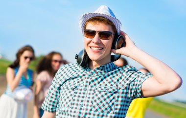 Güneş gözlüklü genç adam.