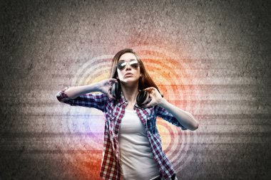 kulaklıklar giyen genç kız