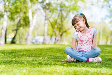 niña sonriente en un parque
