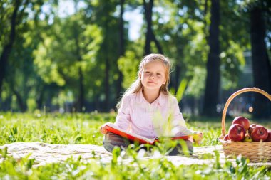 tatlı bir kız parkta