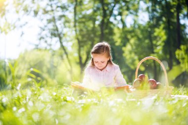 kız yaz Park kitap okuma