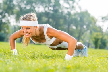 itme yaparken spor giyim kadın ups