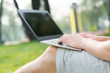 Park laptop ile çalışan adam