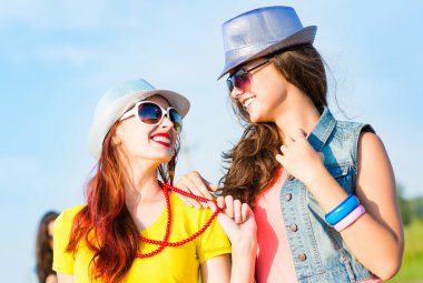 dos jóvenes amigas divirtiéndoseiki genç kız eğleniyor