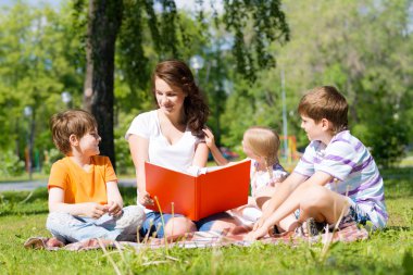 öğretmen çocuklara kitap okur